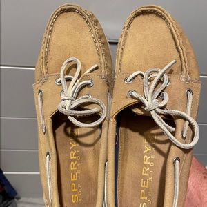 Size 8 Sperry shoes 
Tan color 
Still good condition